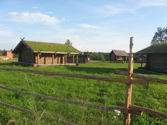 Осмотр Славянской деревни с братом.
