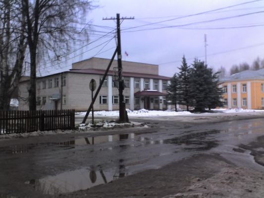 Вид на администрацию и вышку
Алена
