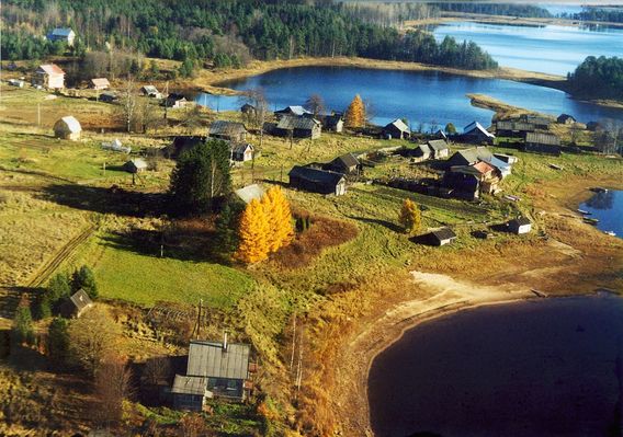 Городно. Домовичи (эта часть озера - уже Хвойнинский район, однако - пусть будет).

http://www.panoramio.com/photo/11646498
