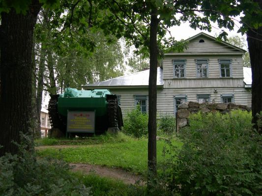 Памятник выпускникам Любытинского школы погибшим в годы В.О.в.   
Захаpова Даша 

