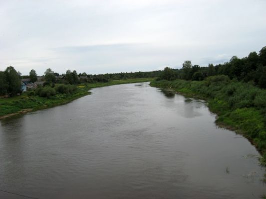 поселок на берегу Мсты
Лена
